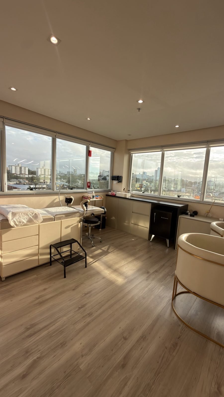 Sala de atendimento da Saúde da Pelve com janelas amplas